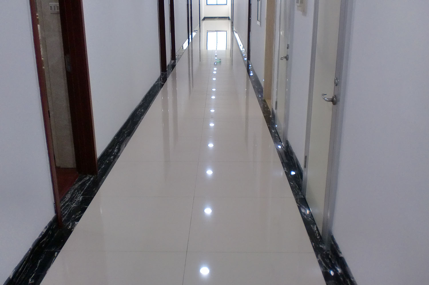 干凈整潔的走廊環境